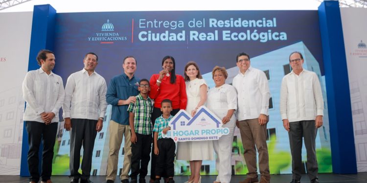 Raquel Peña entrega 836 apartamentos e inaugura escuela para 945 estudiantes en Santo Domingo Este