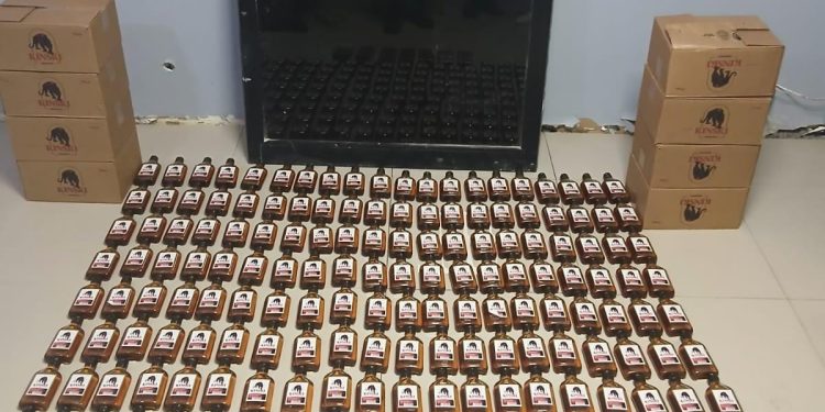 Policía ocupa 1,400 cigarrillos y 186 unidades de ron de contrabando en San Juan de la Maguana