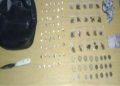 Policía ocupa 73 porciones de presuntas drogas, dinero y un cuchillo durante operativo en San Cristóbal