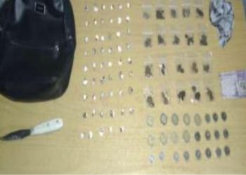 Policía ocupa 73 porciones de presuntas drogas, dinero y un cuchillo durante operativo en San Cristóbal
