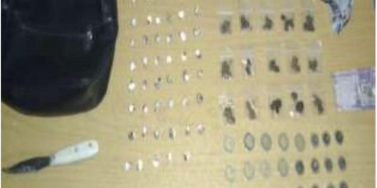 Policía ocupa 73 porciones de presuntas drogas, dinero y un cuchillo durante operativo en San Cristóbal