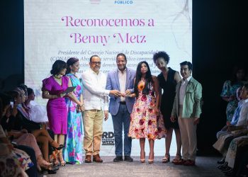 Benny Metz recibe reconocimiento de Procuradora General y Ministro de Justicia por su trabajo en favor de la personas con discapacidad