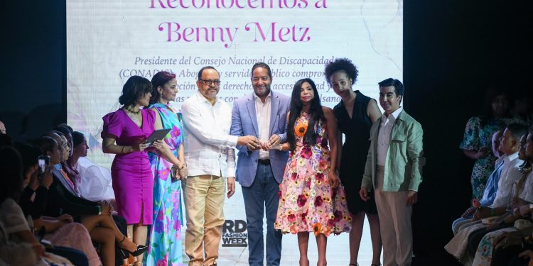 Benny Metz recibe reconocimiento de Procuradora General y Ministro de Justicia por su trabajo en favor de la personas con discapacidad