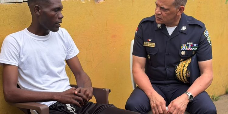 Director general de la Policía visita a agente herido en Consuelo, San Pedro de Macorís y le reafirma su respaldo