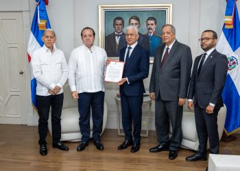 Presidente del Senado, Ricardo de los Santos recibe del Poder Ejecutivo anteproyecto ley Plan de Ordenamiento Territorial