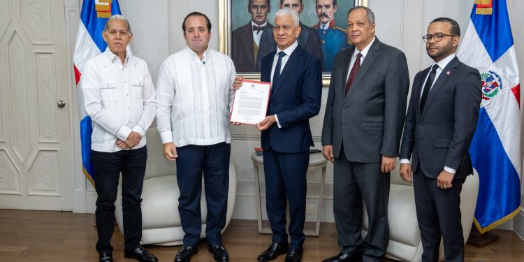 Presidente del Senado, Ricardo de los Santos recibe del Poder Ejecutivo anteproyecto ley Plan de Ordenamiento Territorial