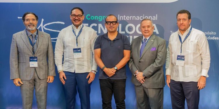 La UCE concluye el TUS 2026 con un llamado a integrar tecnología, ética y responsabilidad social en la educación superior
