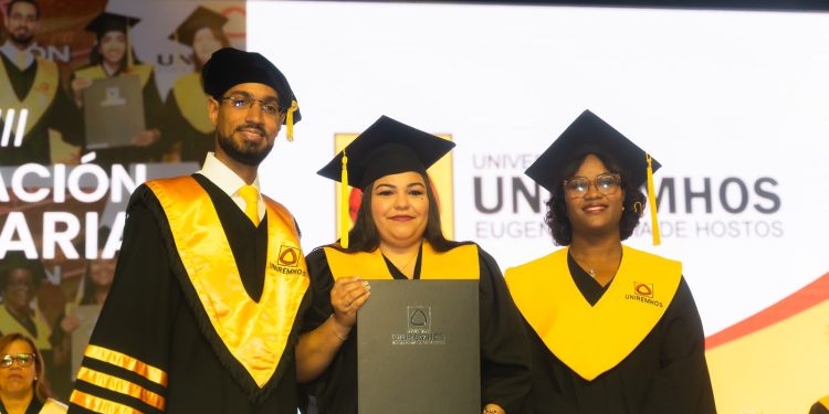 UNIREMHOS gradúa 598 profesionales y llama a fortalecer la prevención de inundaciones