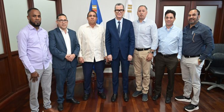 Ministro de Trabajo recibe a propietarios de bancas de lotería y dan inicio al proceso de cumplimiento de leyes 
