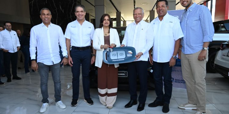 Leonardo Aguilera recorre concesionarios del Cibao y entrega vehículos a clientes de Expomóvil Banreservas 2026