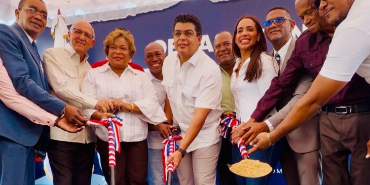 Fellito Suberví deja iniciados trabajos de saneamiento cañada Boronota, en SDN