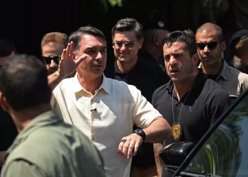Flávio Bolsonaro se va de Brasil tras su derrota electoral
