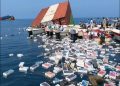 Miles de iPhones y botellas de perfume acaban flotando en el estrecho de Ormuz tras el hundimiento de un carguero