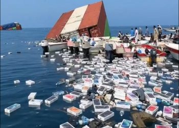 Miles de iPhones y botellas de perfume acaban flotando en el estrecho de Ormuz tras el hundimiento de un carguero