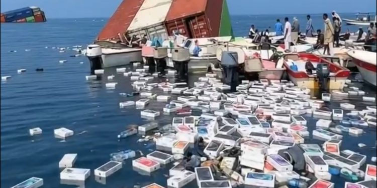 Miles de iPhones y botellas de perfume acaban flotando en el estrecho de Ormuz tras el hundimiento de un carguero