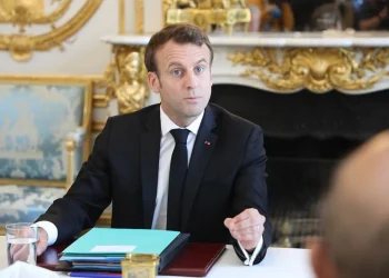 Macron anuncia restricciones a manifestaciones en Francia y convoca un Consejo de Defensa