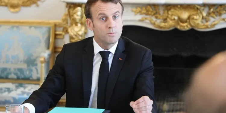 Macron anuncia restricciones a manifestaciones en Francia y convoca un Consejo de Defensa