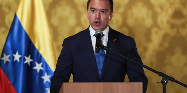 El presidente de Ecuador oficializa el toque de queda nocturno anunciado para noviembre