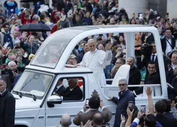 El papa retoma las audiencias y se vuelve a subir al papamóvil tras su operación