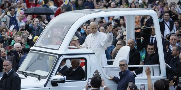 El papa retoma las audiencias y se vuelve a subir al papamóvil tras su operación