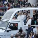 El papa retoma las audiencias y se vuelve a subir al papamóvil tras su operación