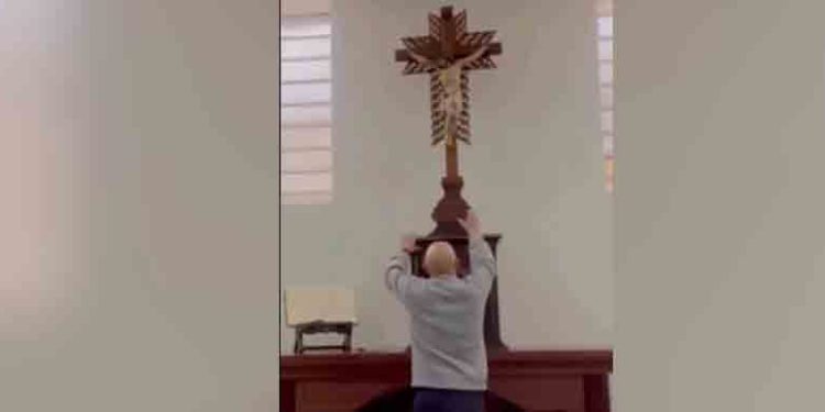 Otra cruz cae sobre un sacerdote, esta vez en Colombia