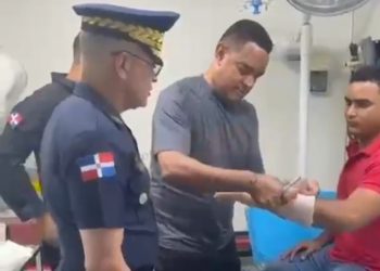 Director PN visita agente SWAT herido en cumplimiento del deber y lo lleva hasta su hogar en La Vega