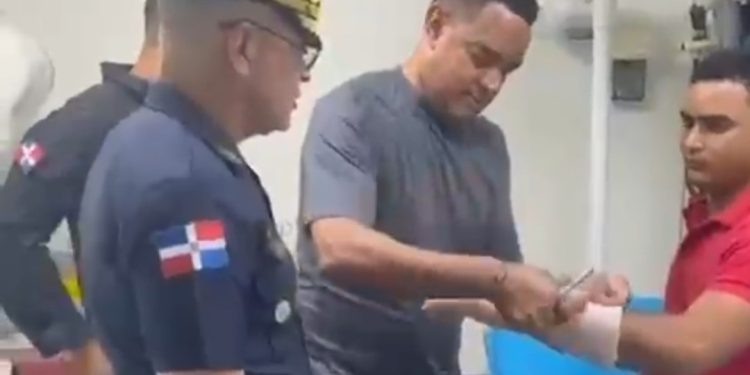 Director PN visita agente SWAT herido en cumplimiento del deber y lo lleva hasta su hogar en La Vega