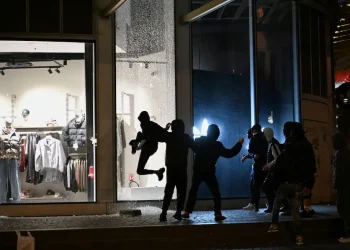 Francia mantiene toques de queda tras una noche tranquila