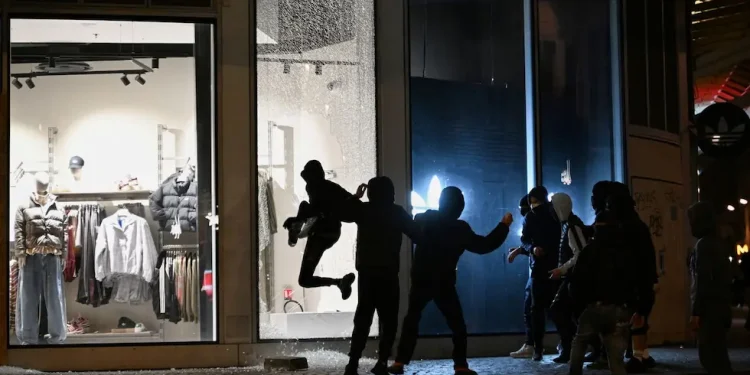 Francia mantiene toques de queda tras una noche tranquila