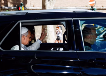 El papa León XIV llegó al hospital para operarse de un nódulo pulmonar antes de su viaje a Latinoamérica