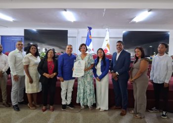 Reconocen trayectoria de Sagrario Gómez como referente de la comunicación en Santiago