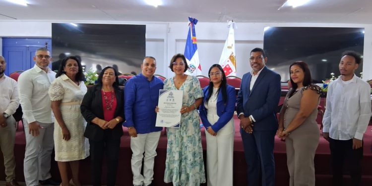 Reconocen trayectoria de Sagrario Gómez como referente de la comunicación en Santiago