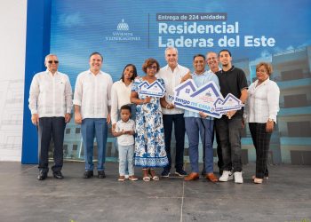 Presidente Abinader entrega 224 nuevos apartamentos que beneficiarán a más de 800 personas en San Antonio de Guerra