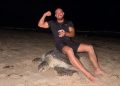 Influencer se sienta sobre una tortuga marina que ponía huevos en una zona protegida