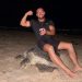Influencer se sienta sobre una tortuga marina que ponía huevos en una zona protegida
