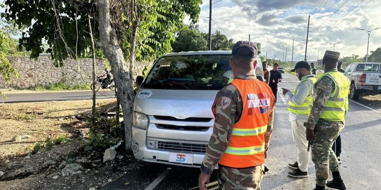 INTRANT retiene autobuses operados por haitianos ilegales en Friusa, Bávaro