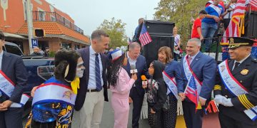El Monito Quique debuta en USA como padrino internacional de la juventud y fue el más ovacionado del Desfile Hispanoamericano