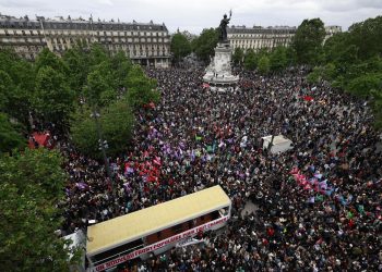 Decenas de miles de personas salen a las calles en las protestas estudiantiles en Francia