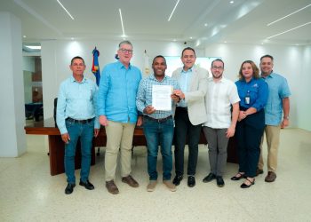 Gobierno entrega RD$30 millones en bonos para tecnificar riego a 17 productores de leche