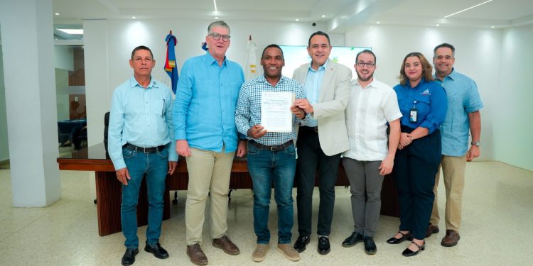Gobierno entrega RD$30 millones en bonos para tecnificar riego a 17 productores de leche