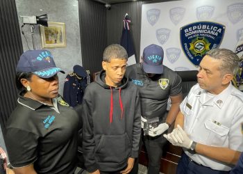 Momento en que entrega "Droga" acusado en asalto en una vivienda en Villa María 