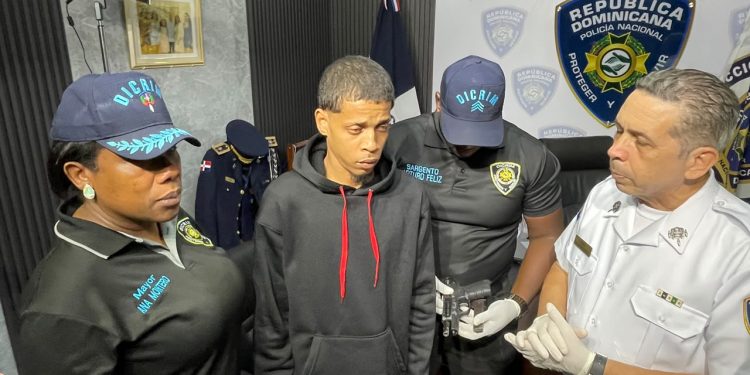 Momento en que entrega "Droga" acusado en asalto en una vivienda en Villa María