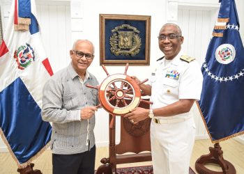 Comandante General de la Armada recibe al Secretario General de la OEA