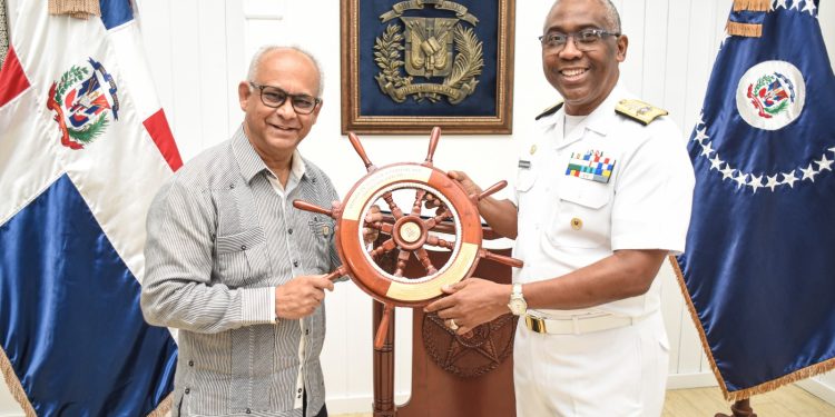 Comandante General de la Armada recibe al Secretario General de la OEA y le otorgan distinción especial