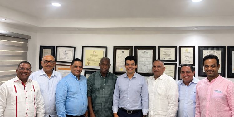 Cinco exdiputados se suman al proyecto presidencial de Wellington Arnaud