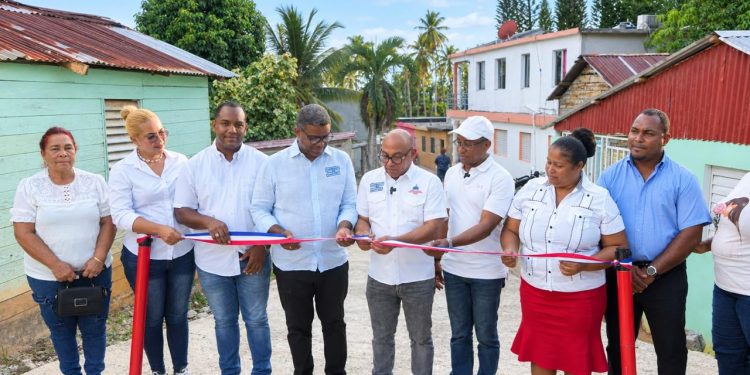 Comisión Presidencial de Apoyo al Desarrollo Barrial inaugura 220 metros lineales de callejones en SDE
