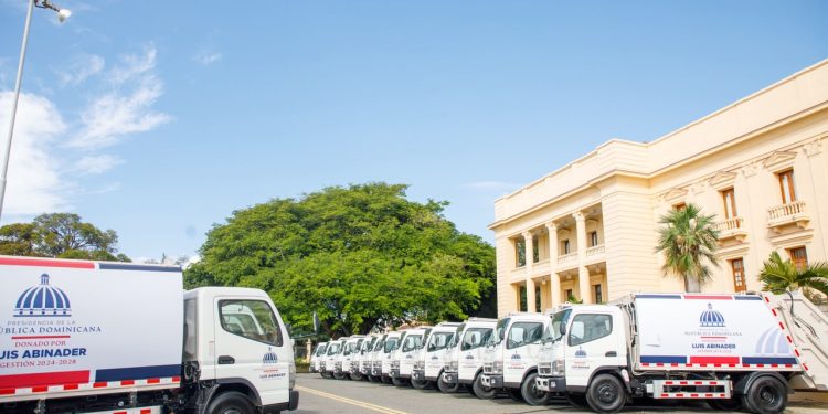 Gobierno fortalece la gestión municipal con la entrega de 50 camiones compactadores