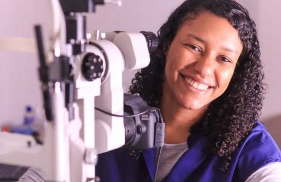 Especialista alerta que seguros médicos no cubren lentes de contacto esclerales para pacientes con deformación en la córnea