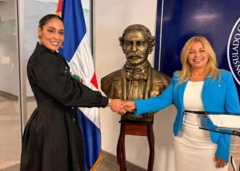 Consulado dominicano en Houston recibe busto de Juan Pablo Duarte